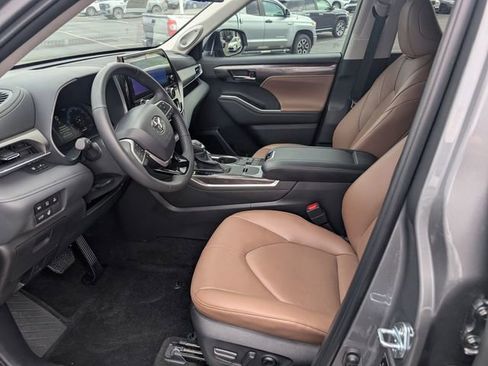 Used 2025 Toyota Highlander Limited AWD/4WD image 13
