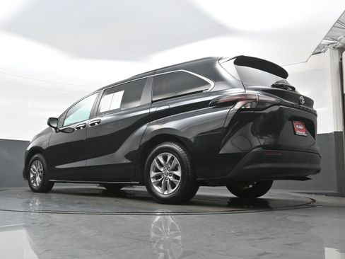 Used 2024 Toyota Sienna XLE FWD image 32