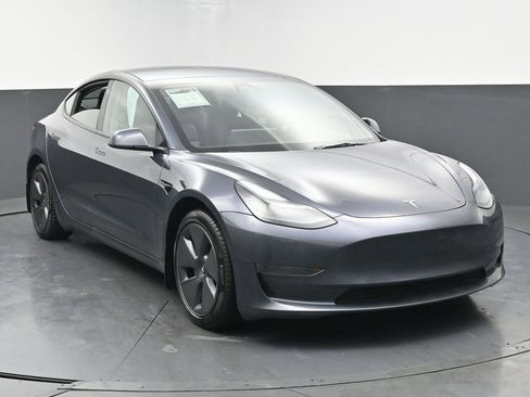 Used 2023 Tesla Model 3 Standard Range image 2