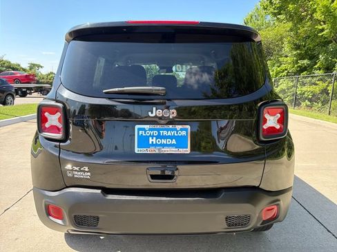 Used 2023 Jeep Renegade Latitude AWD/4WD image 4