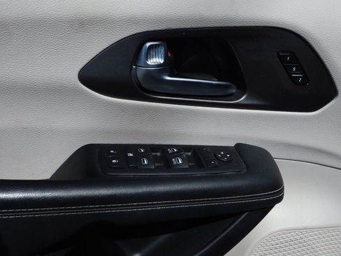 Used 2024 Chrysler Pacifica Touring-L FWD image 20