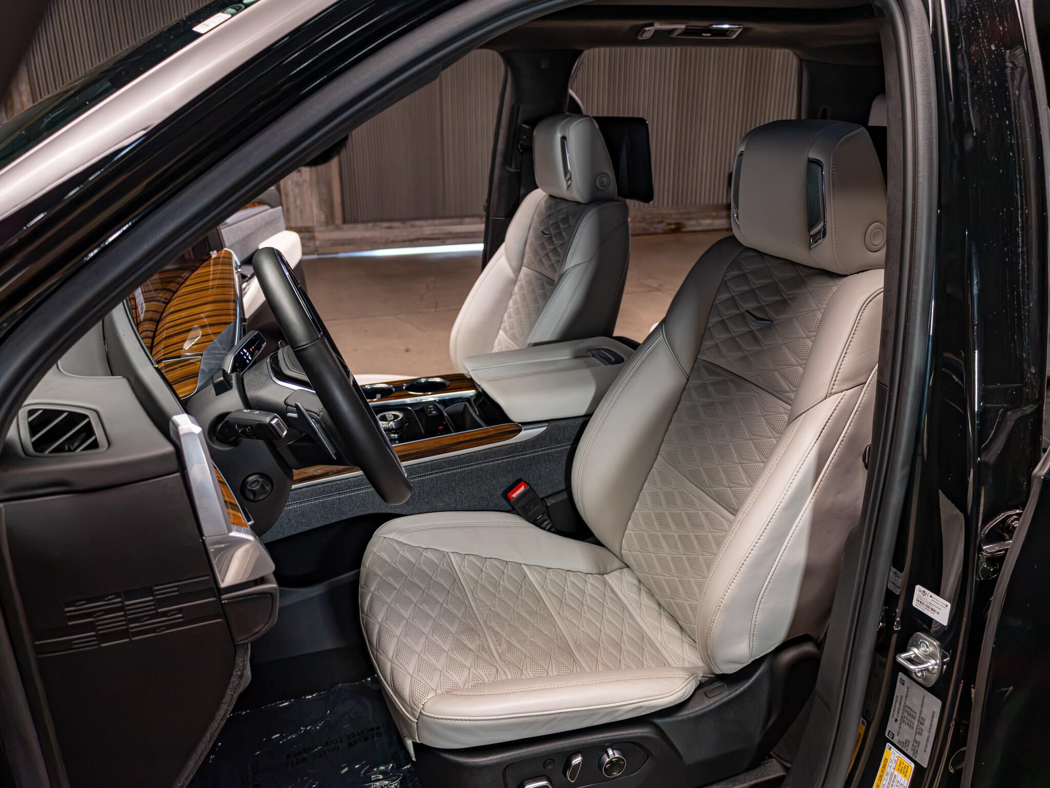 Used 2025 Cadillac Escalade Sport Platinum w/ LPO, Floor Liner Package AWD/4WD image 20