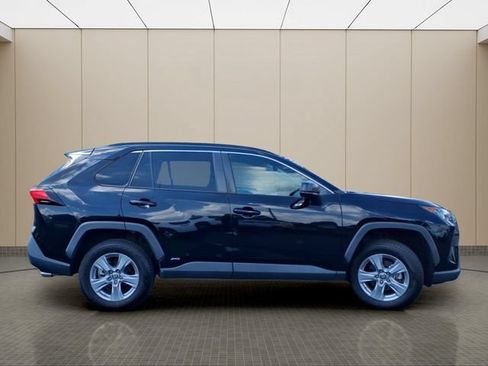 Used 2022 Toyota RAV4 LE AWD/4WD image 5