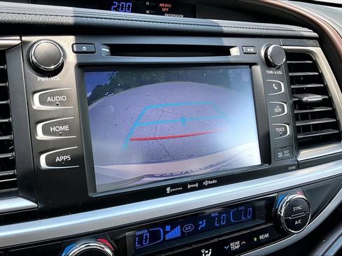 Used 2019 Toyota Highlander XLE AWD/4WD image 14