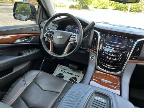 Used 2018 Cadillac Escalade ESV Luxury RWD image 32