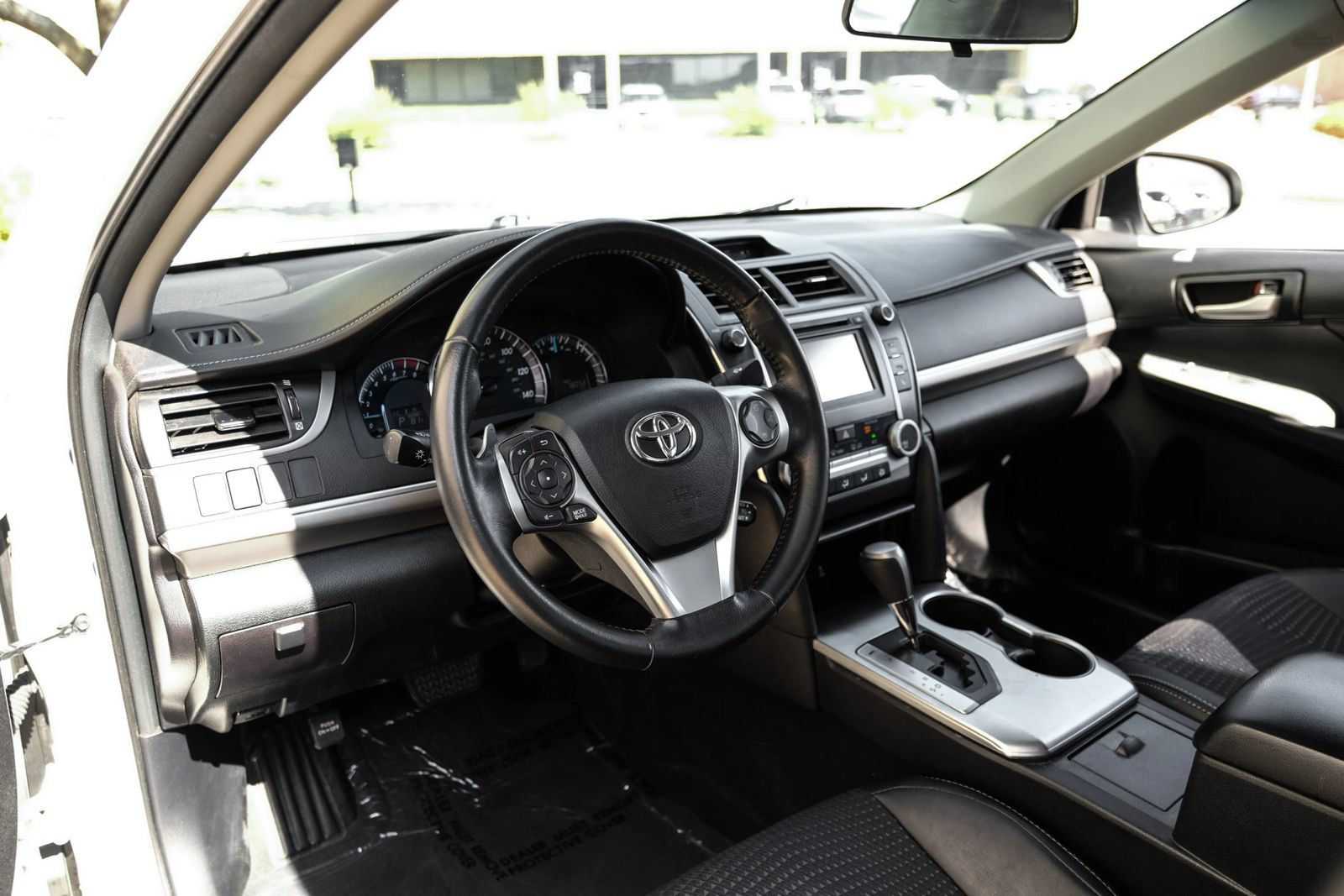 Used 2014 Toyota Camry SE FWD image 2