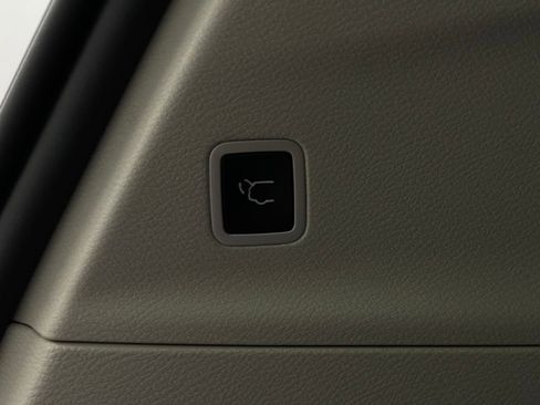Used 2024 Chrysler Pacifica Touring-L FWD image 11