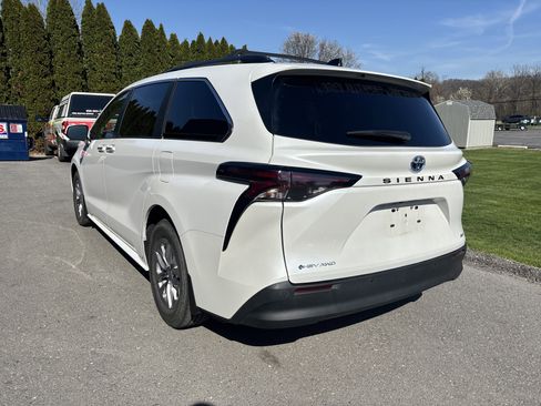 Used 2025 Toyota Sienna XLE image 6