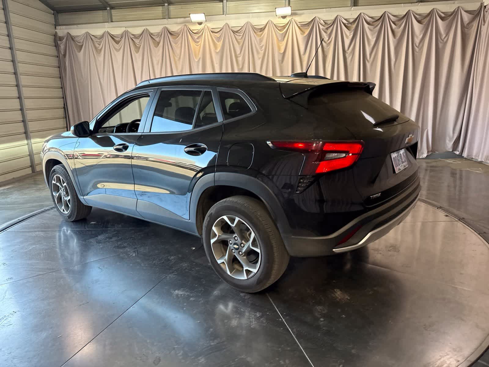 Used 2025 Chevrolet Trax LT FWD image 7