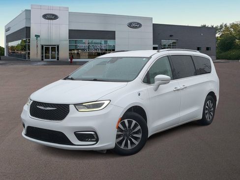 Used 2021 Chrysler Pacifica Touring-L FWD image 1