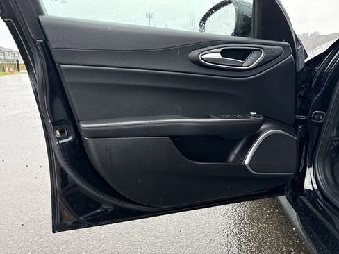 Used 2019 Alfa Romeo Giulia w/ Cold Weather Package RWD image 18