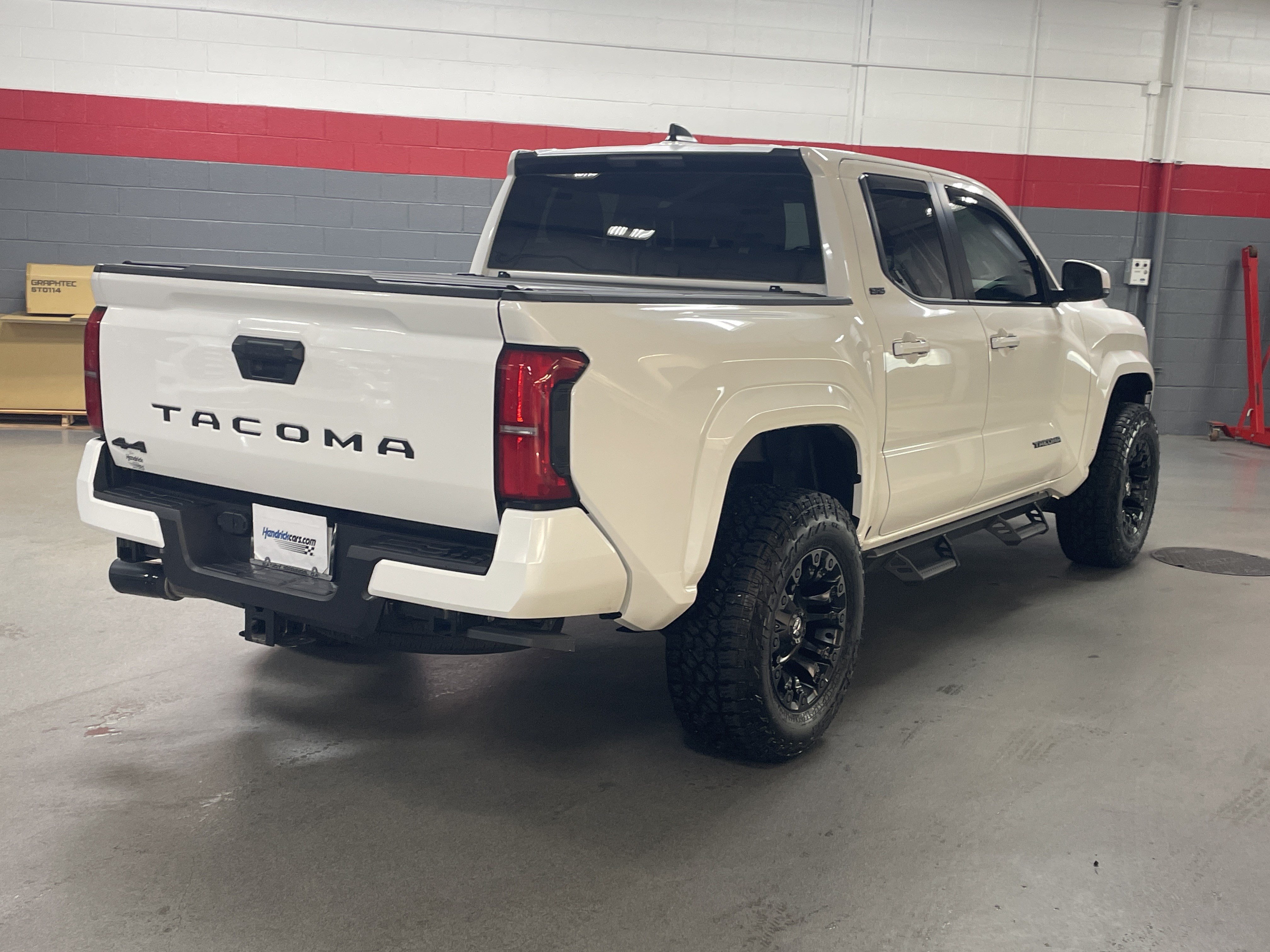 Used 2025 Toyota Tacoma SR5 AWD/4WD image 10