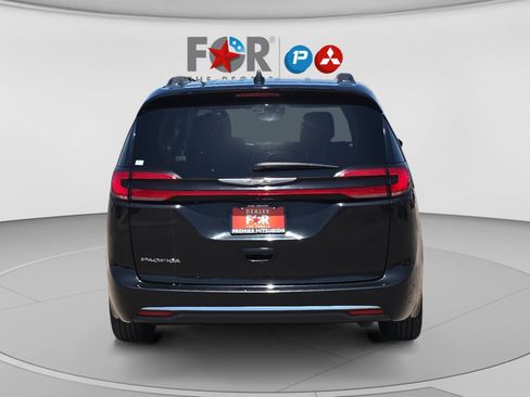 Used 2022 Chrysler Pacifica Touring-L FWD image 4