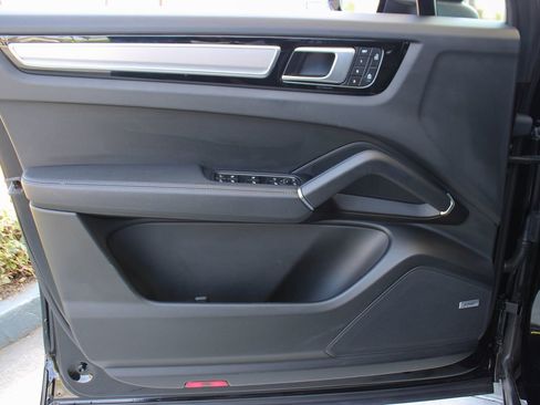 Used 2023 Porsche Cayenne Platinum Edition image 44