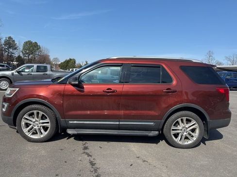 Used 2016 Ford Explorer XLT w/ Equipment Group 202A image 2