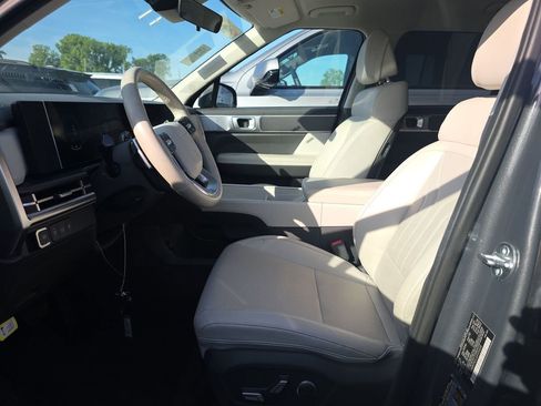 Used 2025 Hyundai Santa Fe SEL FWD image 3