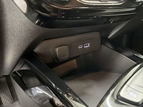 Certified 2025 Chevrolet Trax LT w/ LT Convenience Package FWD image 24