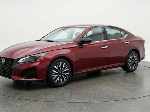 Used 2025 Nissan Altima 2.5 SV FWD image 3