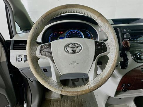 Used 2013 Toyota Sienna XLE image 23