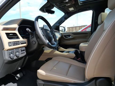 Used 2023 Chevrolet Suburban Premier w/ Advanced Technology Package AWD/4WD image 11