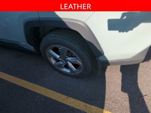 Used 2021 Toyota RAV4 XLE Premium image 5