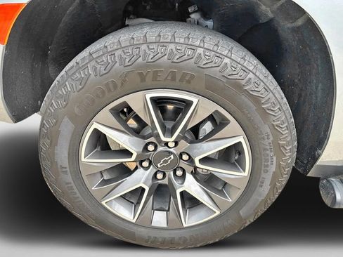 Used 2024 Chevrolet Tahoe Z71 w/ Luxury Package AWD/4WD image 12