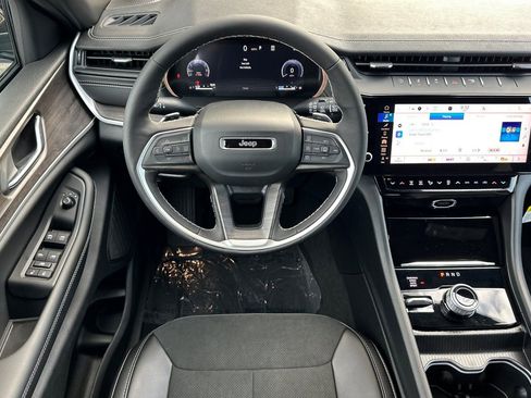 New 2026 Jeep Grand Cherokee Altitude image 13