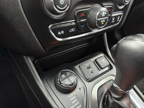 Used 2020 Jeep Cherokee Trailhawk w/ Cold Weather Group AWD/4WD image 20