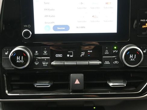 Used 2023 Toyota Highlander XLE image 22