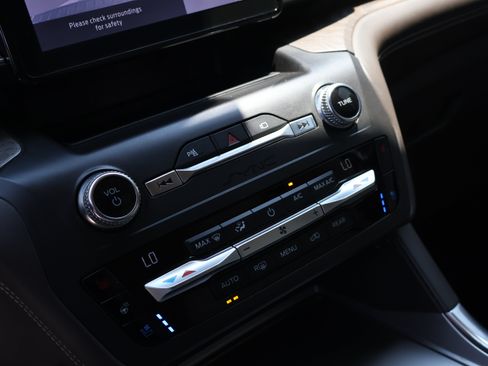 Used 2020 Ford Explorer Platinum AWD/4WD image 34