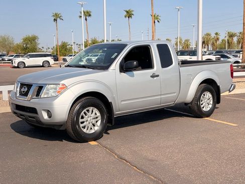 Used 2019 Nissan Frontier SV RWD image 2