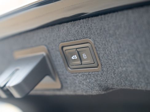 Used 2021 Audi A8 L 3.0T w/ Executive Plus Package image 17