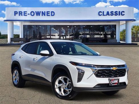 Used 2025 Chevrolet Trax LS w/ LS Convenience Package image 1