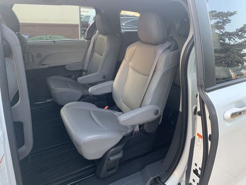 Used 2022 Toyota Sienna XLE image 17