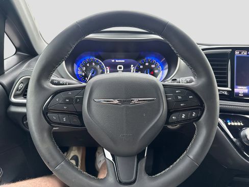 Used 2023 Chrysler Pacifica Touring FWD image 10