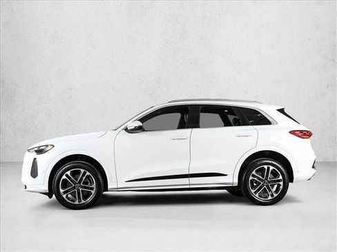Certified 2025 Audi Q5 Premium w/ Convenience Package AWD/4WD image 9