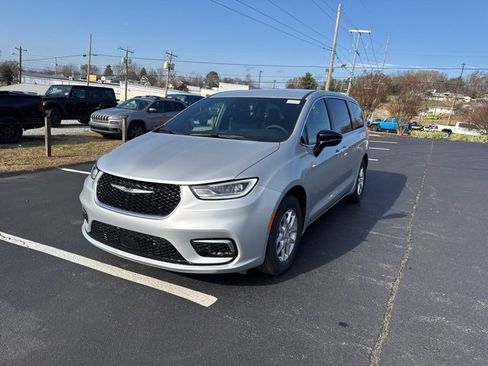 New 2026 Chrysler Pacifica Select image 3