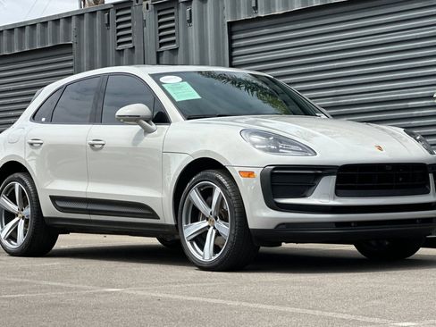 Certified 2022 Porsche Macan AWD/4WD image 10