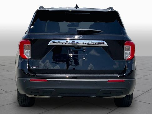 Certified 2024 Ford Explorer XLT RWD image 5