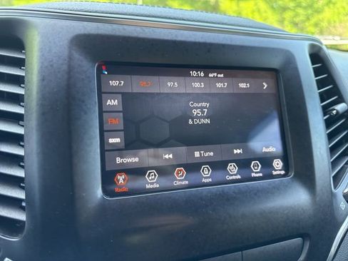 Used 2019 Jeep Cherokee Latitude w/ Cold Weather Group AWD/4WD image 18