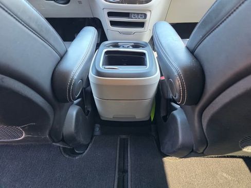 Used 2023 Chrysler Pacifica Touring-L FWD image 15