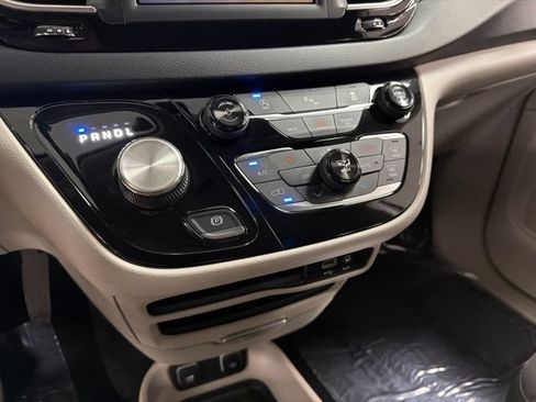 Used 2019 Chrysler Pacifica Touring Plus FWD image 20