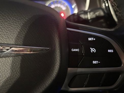 Used 2018 Chrysler Pacifica Touring-L Plus image 13