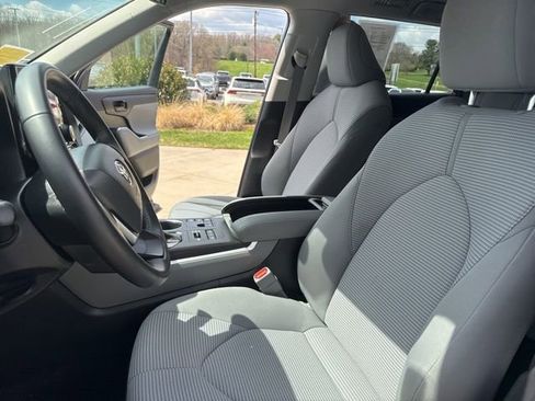 Used 2023 Toyota Highlander LE AWD/4WD image 25