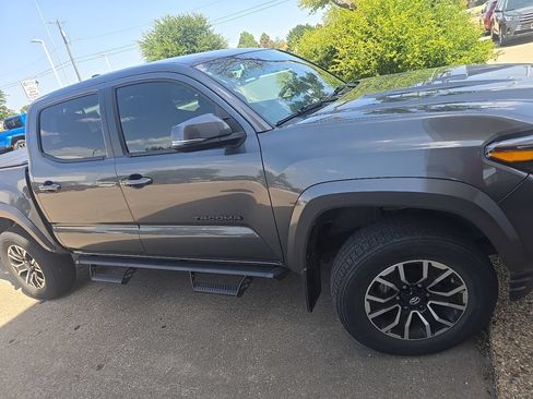 Used 2022 Toyota Tacoma TRD Sport w/ Technology Package RWD image 3