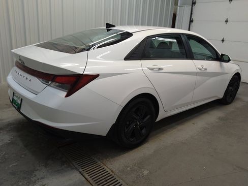 Used 2022 Hyundai Elantra SEL w/ Convenience Package FWD image 10