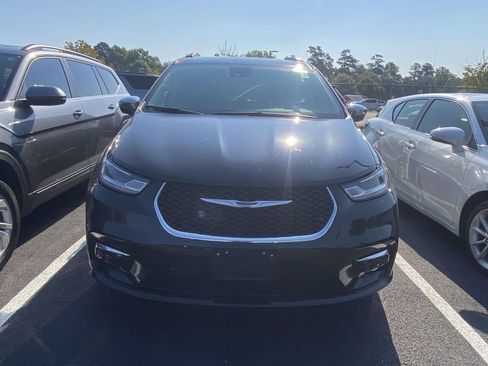 Used 2023 Chrysler Pacifica Limited AWD/4WD image 2