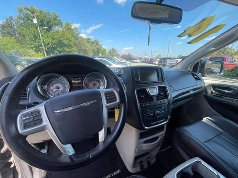 Used 2014 Chrysler Town & Country Touring image 15