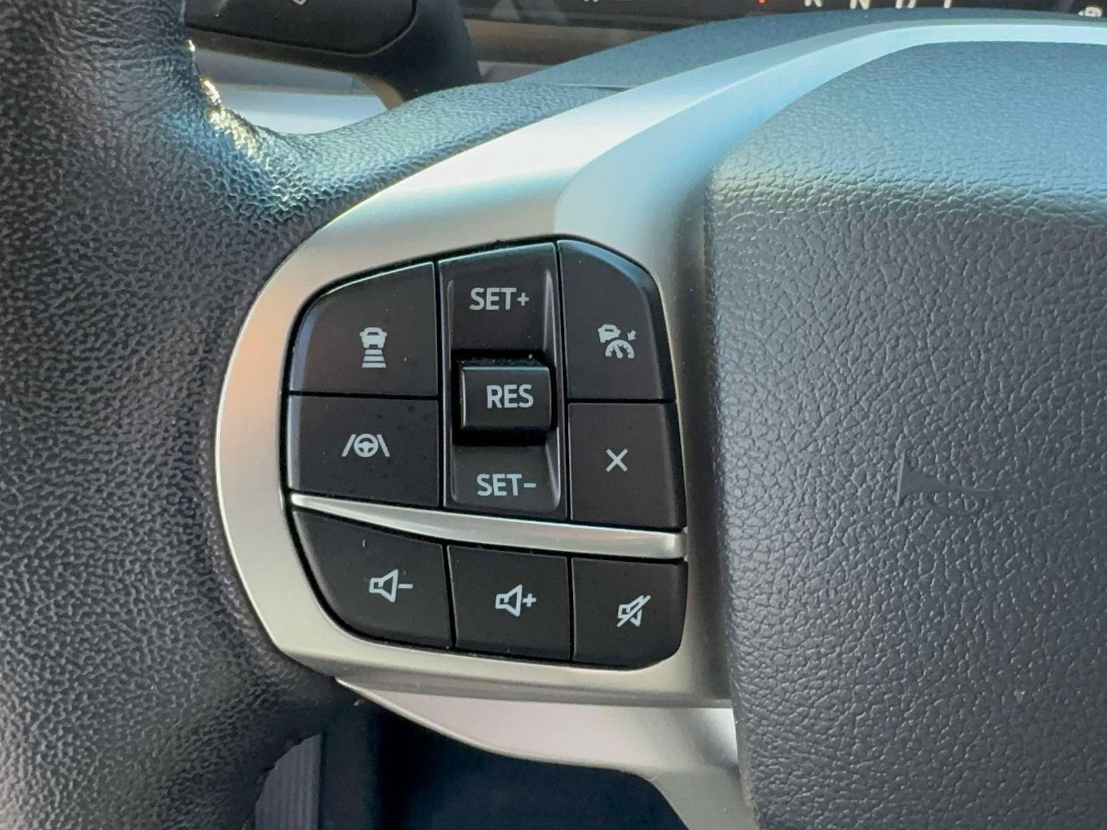 Used 2022 Ford Explorer XLT w/ Equipment Group 202A AWD/4WD image 16