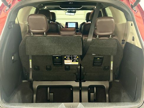 Used 2023 Toyota Sienna Platinum FWD image 27